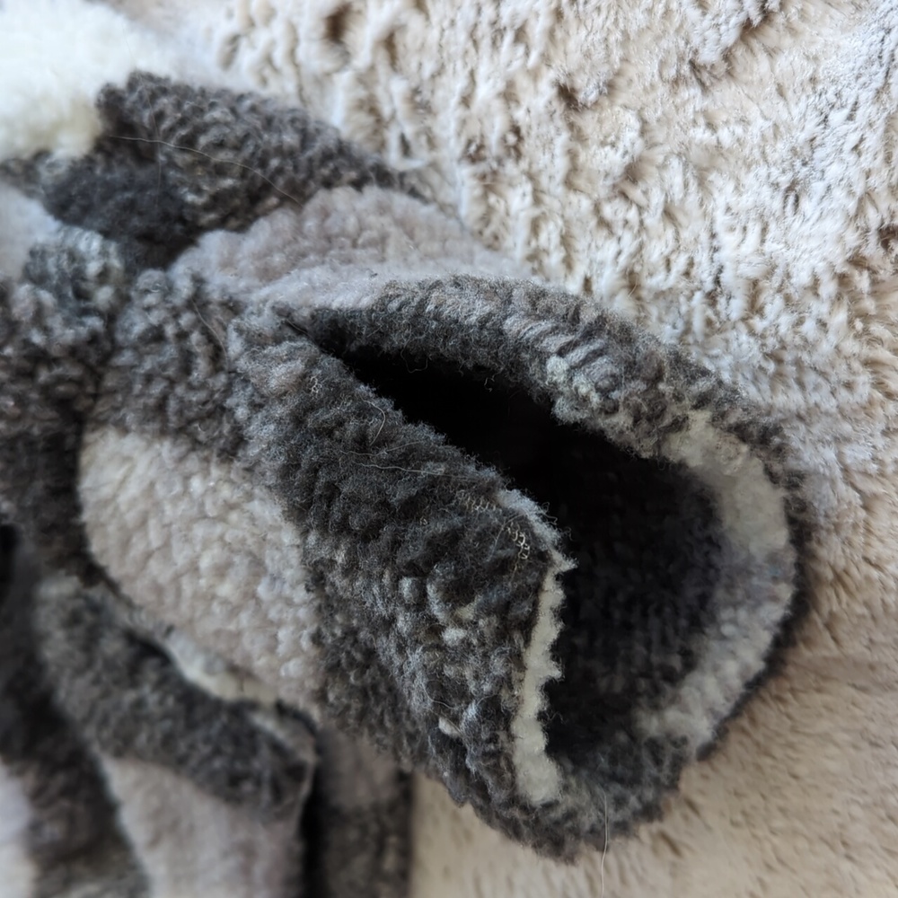 Gimmicks by BKE Black Grey White Sherpa Cropped Open Front Jacket Size M NWT - Picture 7 of 8